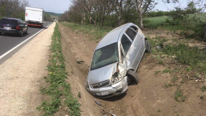 Accident grav la intrarea în orașul Călărași. O mașină a ajuns în șanț (FOTO)