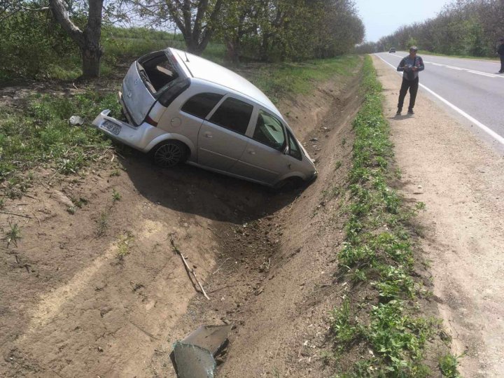 Accident grav la intrarea în orașul Călărași. O mașină a ajuns în șanț (FOTO)