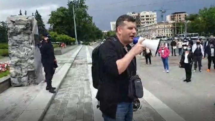 Protest cu linguri şi cratiţe la Guvern. Angajaţii din domeniul HoReCa au protestat din nou