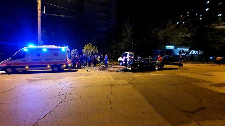 ACCIDENT GRAV în Capitală. O mașină, făcută praf. Ambulanța, la fața locului (IMAGINI DE GROAZĂ)