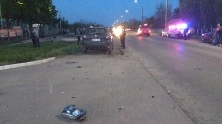 IMPACT VIOLENT la Sîngerei între o mașină și o motocicletă. Doi tineri, pe patul de spital (FOTO)