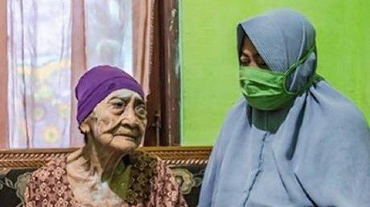 Indonezia: O femeie de 100 de ani s-a vindecat de noul coronavirus