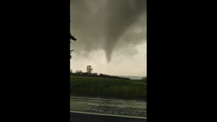 Tornadă în România. Fenomenul meteo a fost surprins în judeţul Botoşani