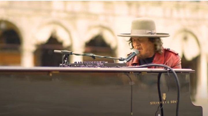 Zucchero a cântat la pian în Piaţa San Marco, complet pustie, pentru a promova iubirea (VIDEO)