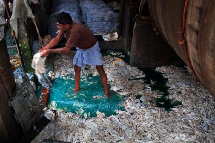Cum arată cele mai grele și mai prost plătite munci din lume și cei care le fac