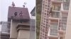 Imagini terifiante: Patru copii au făcut tobogan din acoperișul unui bloc cu 32 de etaje 