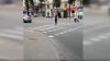 AŞA CEVA NU AI MAI VĂZUT. Cum traversează un tânăr o trecere de pietoni din Capitală. Trecătorii, ULUIŢI (VIDEO)