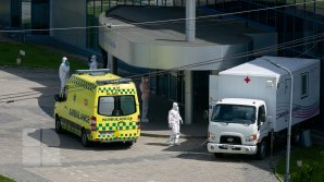 LUPTĂ ASIDUĂ CU COVID-19: Medicii au ture câte 24 de ore şi nu-şi văd familiile