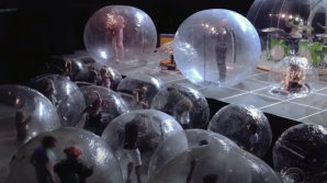 Concert INEDIT. O formaţie rock a organizat un show în care atât muzicienii, cât şi spectatorii s-au aflat în bule de plastic