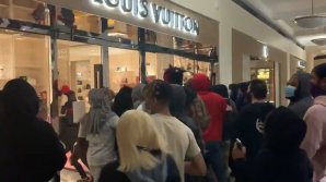 Imagini terifiante: Momentul în care mai mulţi americani au profitat de proteste pentru a goli magazinele de lux (VIDEO)