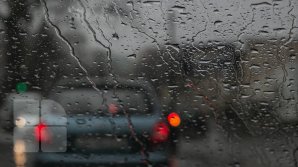 Nu uitați umbrela acasă! Astăzi sunt prevăzute averse puternice cu descărcări electrice în toată țara