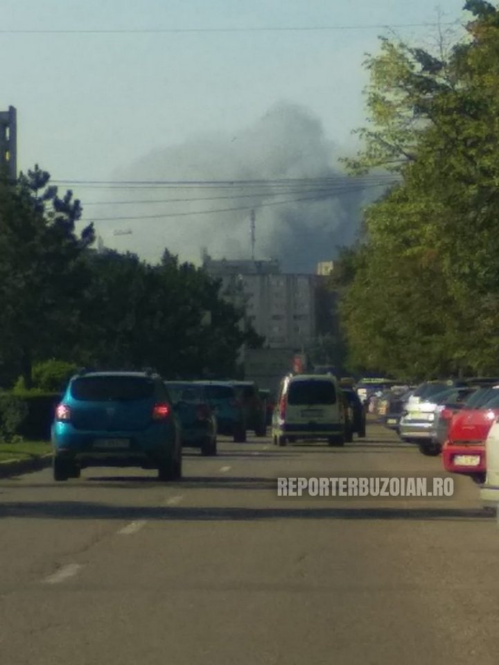 Incendiu violent la un depozit de materiale reciclabile din România. Norul de fum, vizibil de la câțiva kilometri distanță (VIDEO)