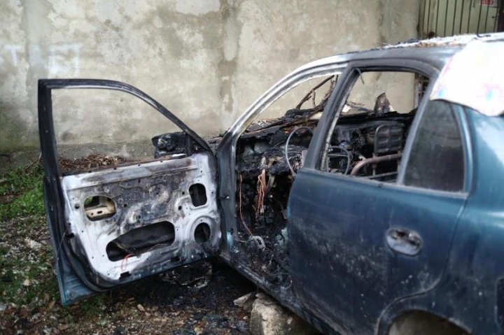 Un automobil a luat foc pe o stradă din Bălți (FOTO)