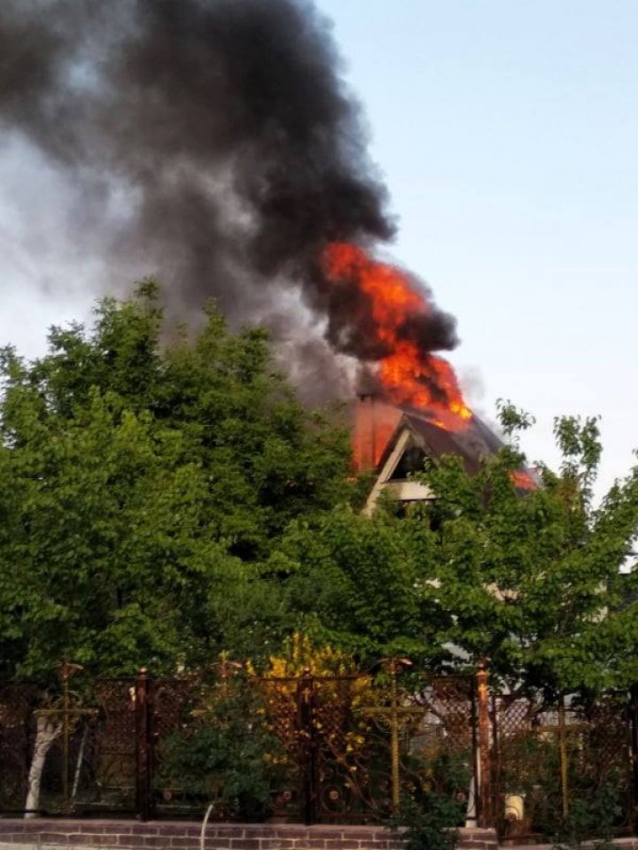 Incendiu puternic la Dumbrava. Arde o casă cu trei nivele (FOTO/VIDEO)