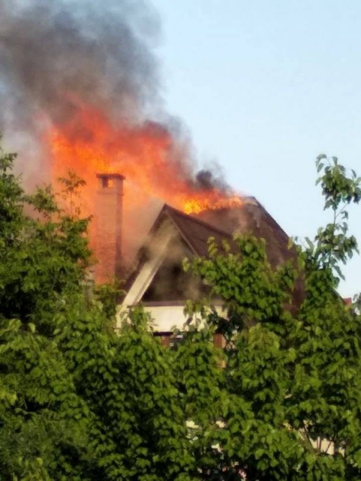 Incendiu puternic la Dumbrava. Arde o casă cu trei nivele (FOTO/VIDEO)