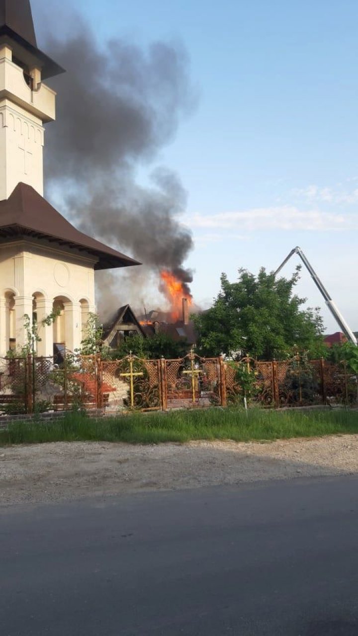 Incendiu puternic la Dumbrava. Arde o casă cu trei nivele (FOTO/VIDEO)