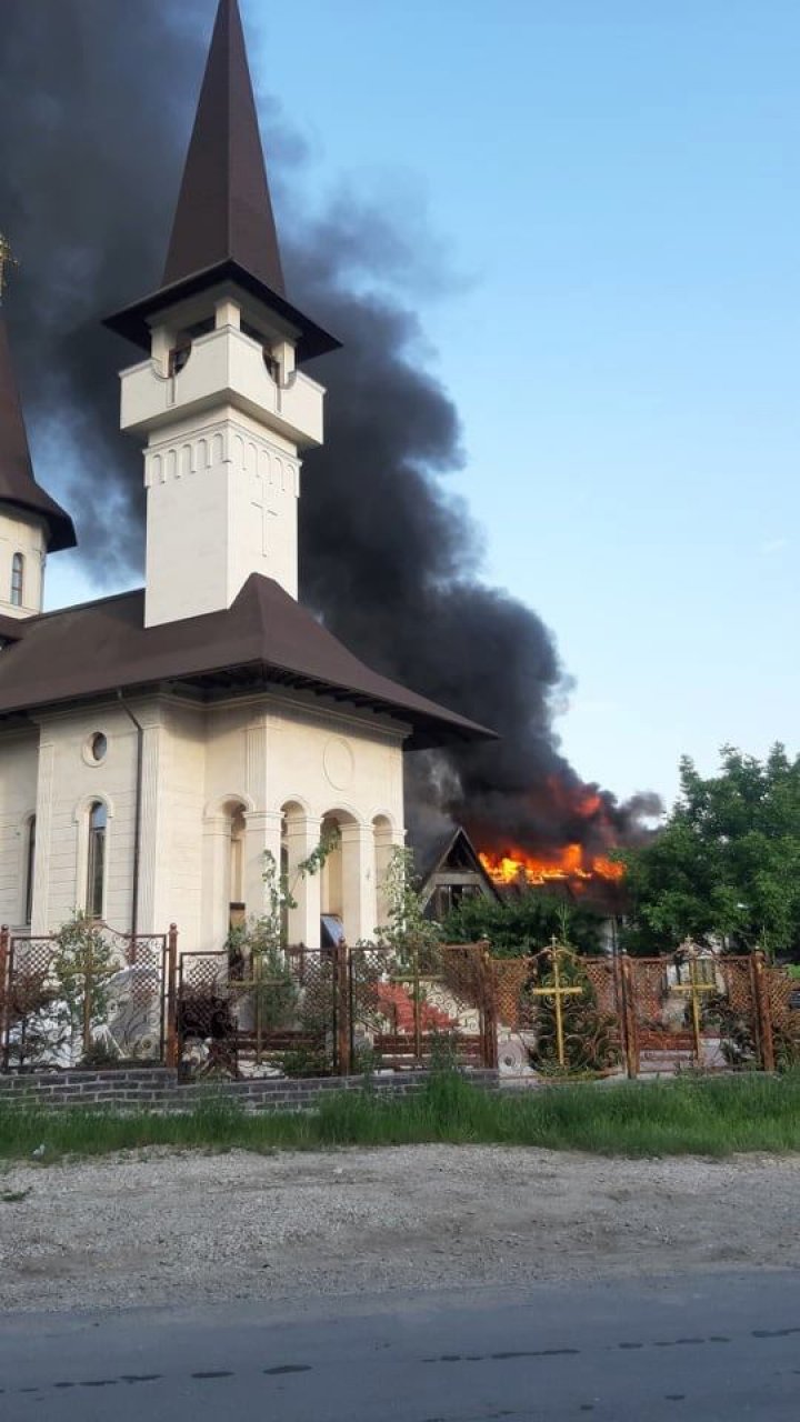 Incendiu puternic la Dumbrava. Arde o casă cu trei nivele (FOTO/VIDEO)