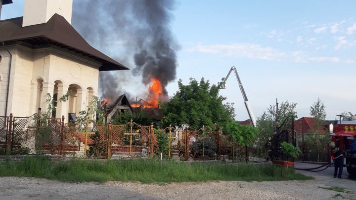 Incendiu puternic la Dumbrava. Arde o casă cu trei nivele (FOTO/VIDEO)