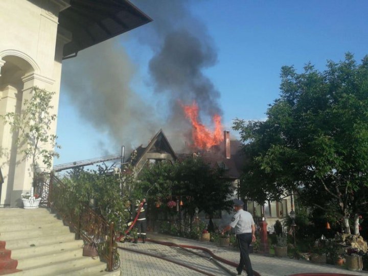 Incendiu puternic la Dumbrava. Arde o casă cu trei nivele (FOTO/VIDEO)