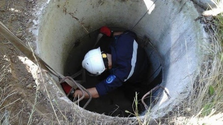 O femeie căzută într-o fântână din Orhei a fost salvată de pompieri (FOTO)