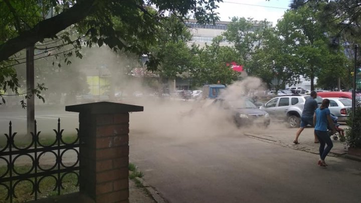 A ridicat o adevărată furtună de praf! Cum a fost surprins un tractor pe o stradă din Capitală (FOTO/VIDEO)