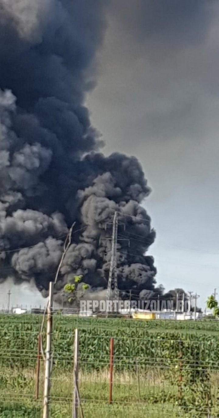 Incendiu violent la un depozit de materiale reciclabile din România. Norul de fum, vizibil de la câțiva kilometri distanță (VIDEO)