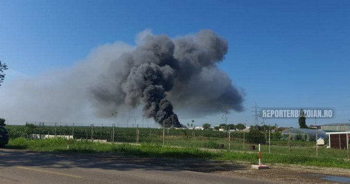 Incendiu violent la un depozit de materiale reciclabile din România. Norul de fum, vizibil de la câțiva kilometri distanță (VIDEO)