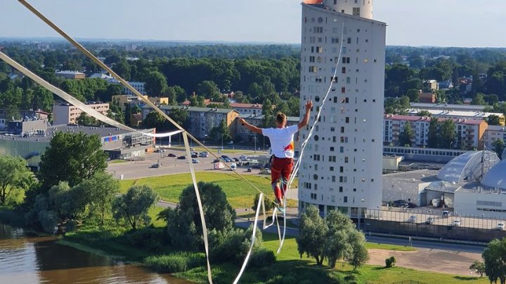 Echilibristică la înălţime. Un acrobat a parcurs jumătate de kilometru de pe un acoperiş pe altul (VIDEO)