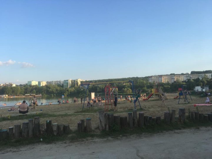 Plajele din Capitală sunt luate cu asalt de moldoveni, în plină pandemie (FOTO)