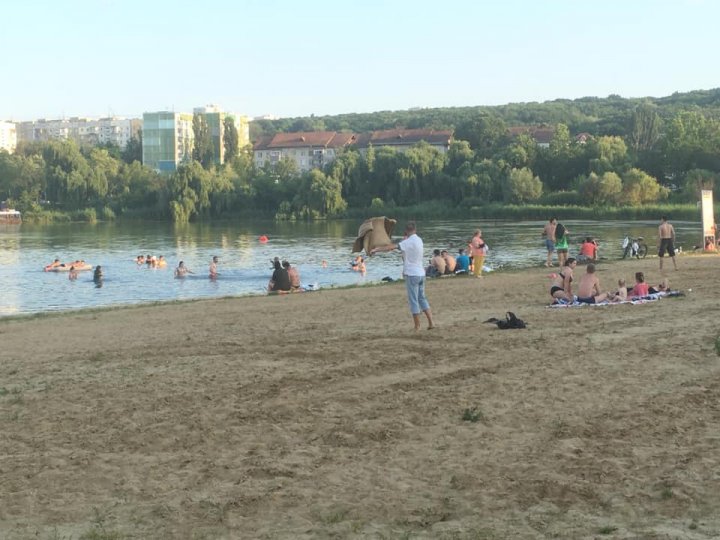 Plajele din Capitală sunt luate cu asalt de moldoveni, în plină pandemie (FOTO)