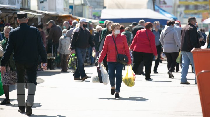 La Piaţa Centrală din Capitală virusul are "alt program". Sute de oameni roiesc fără mănuşi şi măşti de protecţie