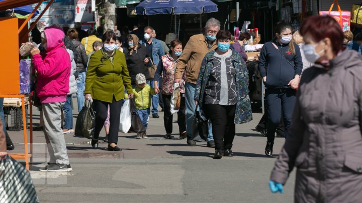 La Piaţa Centrală din Capitală virusul are "alt program". Sute de oameni roiesc fără mănuşi şi măşti de protecţie