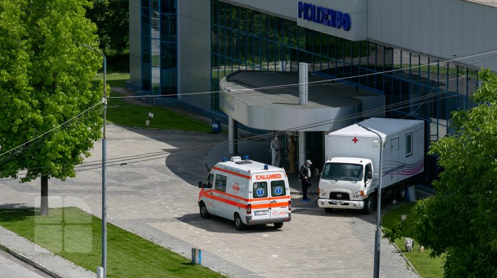 ALARMANT! Numărul ambulanţe care ajung la Centrul de triere de la Moldexpo, în creştere (FOTOREPORT)