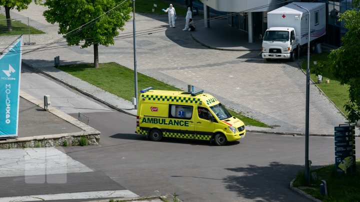 ALARMANT! Numărul ambulanţe care ajung la Centrul de triere de la Moldexpo, în creştere (FOTOREPORT)