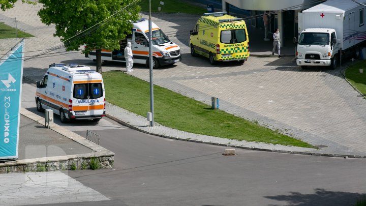 ALARMANT! Numărul ambulanţe care ajung la Centrul de triere de la Moldexpo, în creştere (FOTOREPORT)