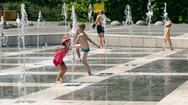 Vremea caniculară a scos oamenii din case. În plină pandemie, unii au făcut plajă, iar alţii s-au scăldat în lacuri (FOTOREPORT)