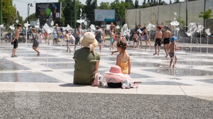 Vremea caniculară a scos oamenii din case. În plină pandemie, unii au făcut plajă, iar alţii s-au scăldat în lacuri (FOTOREPORT)