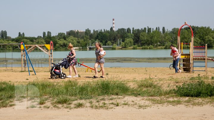 Vremea caniculară a scos oamenii din case. În plină pandemie, unii au făcut plajă, iar alţii s-au scăldat în lacuri (FOTOREPORT)