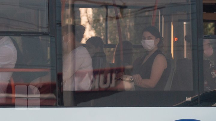 Transportul public şi Piaţa Centrală, focare de infecţie cu COVID-19. Oamenii se adună cu sutele şi nu respectă măsurile de protecţie (FOTOREPORT)