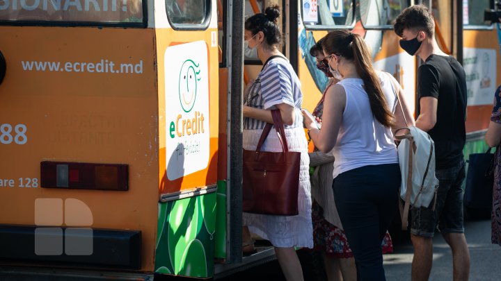 Transportul public şi Piaţa Centrală, focare de infecţie cu COVID-19. Oamenii se adună cu sutele şi nu respectă măsurile de protecţie (FOTOREPORT)