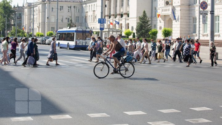 Transportul public şi Piaţa Centrală, focare de infecţie cu COVID-19. Oamenii se adună cu sutele şi nu respectă măsurile de protecţie (FOTOREPORT)