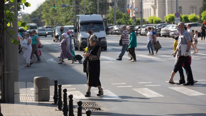 Transportul public şi Piaţa Centrală, focare de infecţie cu COVID-19. Oamenii se adună cu sutele şi nu respectă măsurile de protecţie (FOTOREPORT)