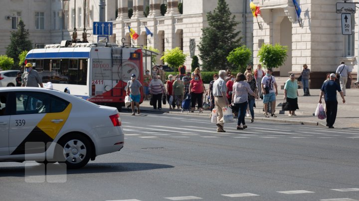 Transportul public şi Piaţa Centrală, focare de infecţie cu COVID-19. Oamenii se adună cu sutele şi nu respectă măsurile de protecţie (FOTOREPORT)