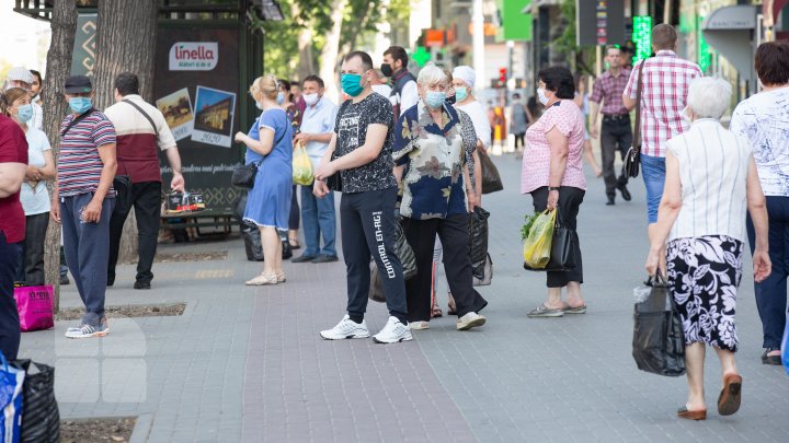 Transportul public şi Piaţa Centrală, focare de infecţie cu COVID-19. Oamenii se adună cu sutele şi nu respectă măsurile de protecţie (FOTOREPORT)