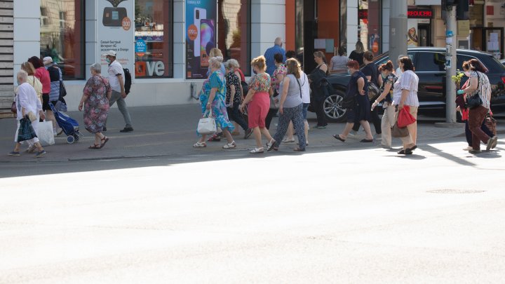 Transportul public şi Piaţa Centrală, focare de infecţie cu COVID-19. Oamenii se adună cu sutele şi nu respectă măsurile de protecţie (FOTOREPORT)