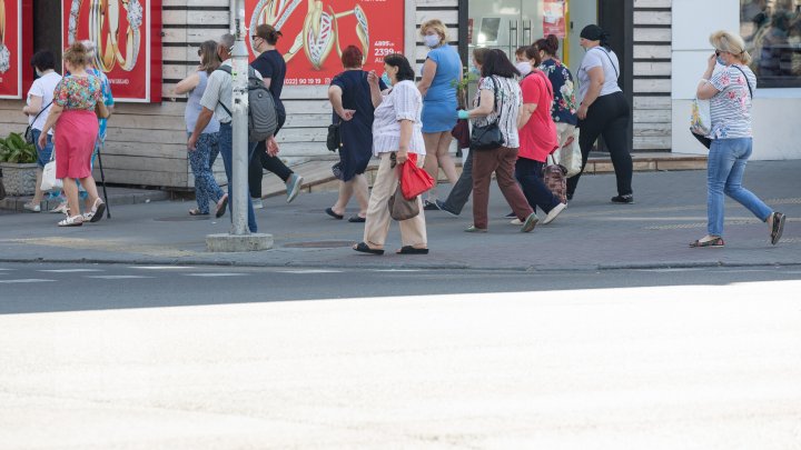 Transportul public şi Piaţa Centrală, focare de infecţie cu COVID-19. Oamenii se adună cu sutele şi nu respectă măsurile de protecţie (FOTOREPORT)