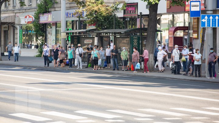 Transportul public şi Piaţa Centrală, focare de infecţie cu COVID-19. Oamenii se adună cu sutele şi nu respectă măsurile de protecţie (FOTOREPORT)