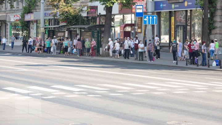 Transportul public şi Piaţa Centrală, focare de infecţie cu COVID-19. Oamenii se adună cu sutele şi nu respectă măsurile de protecţie (FOTOREPORT)