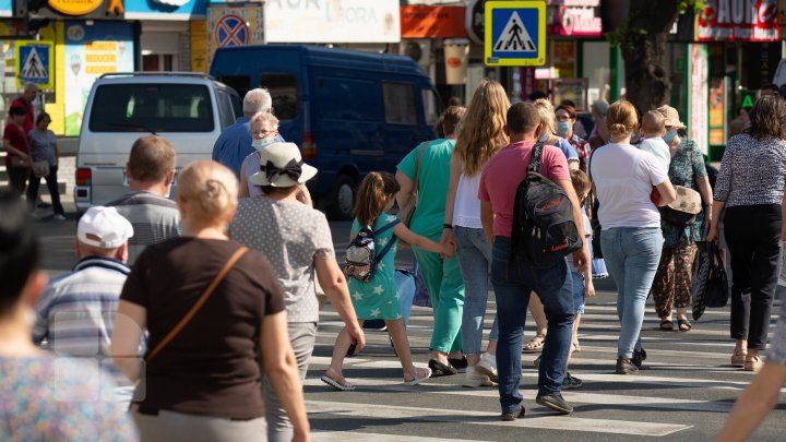 Transportul public şi Piaţa Centrală, focare de infecţie cu COVID-19. Oamenii se adună cu sutele şi nu respectă măsurile de protecţie (FOTOREPORT)