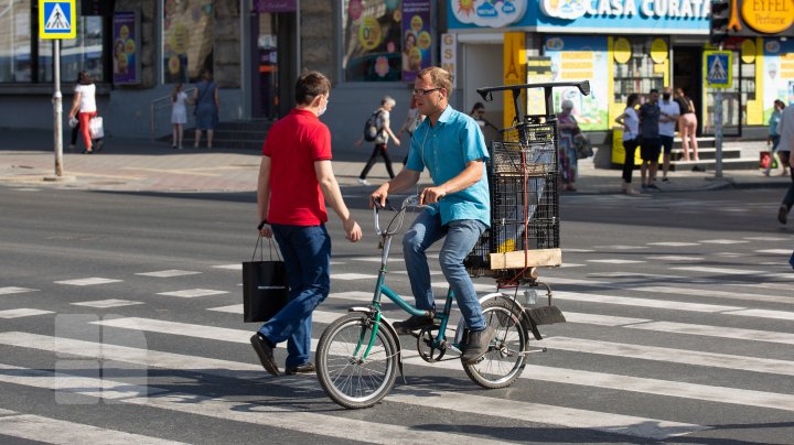 Transportul public şi Piaţa Centrală, focare de infecţie cu COVID-19. Oamenii se adună cu sutele şi nu respectă măsurile de protecţie (FOTOREPORT)